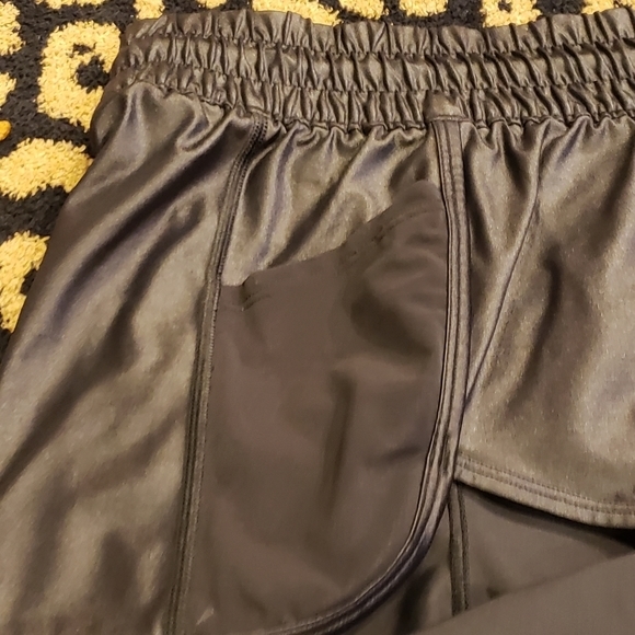 Victoria Sport Large Workout Shorts Weatherproof - Picture 5 of 5